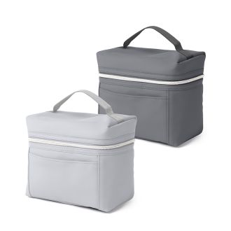 Bolsa térmica em PU, parte interna costurada, com alça de mão e bolso frontal.