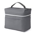 Bolsa térmica em PU, parte interna costurada, com alça de mão e bolso frontal.