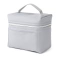Bolsa térmica em PU, parte interna costurada, com alça de mão e bolso frontal.